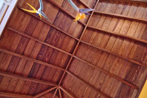 Typisch kanarisches Holzdach im Wohnzimmer