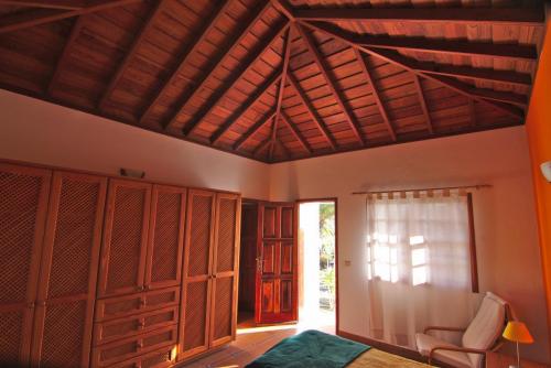 Schlafzimmer mit typisch kanarischem Holzdach